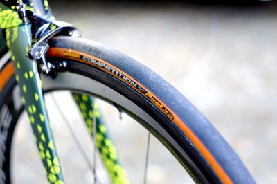 永不褪色的情怀 黄边公路车胎与铁路