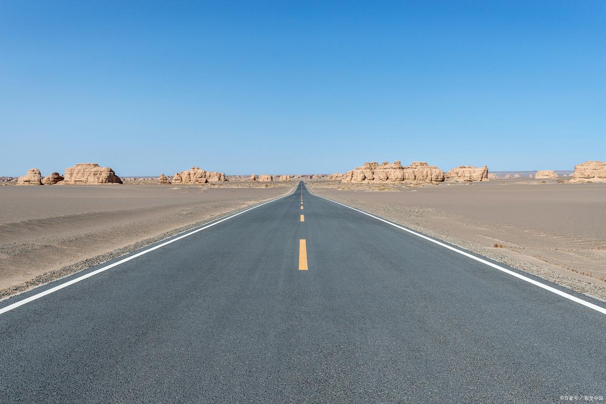 沙海长龙 中卫沙漠公路与铁路的壮美交响