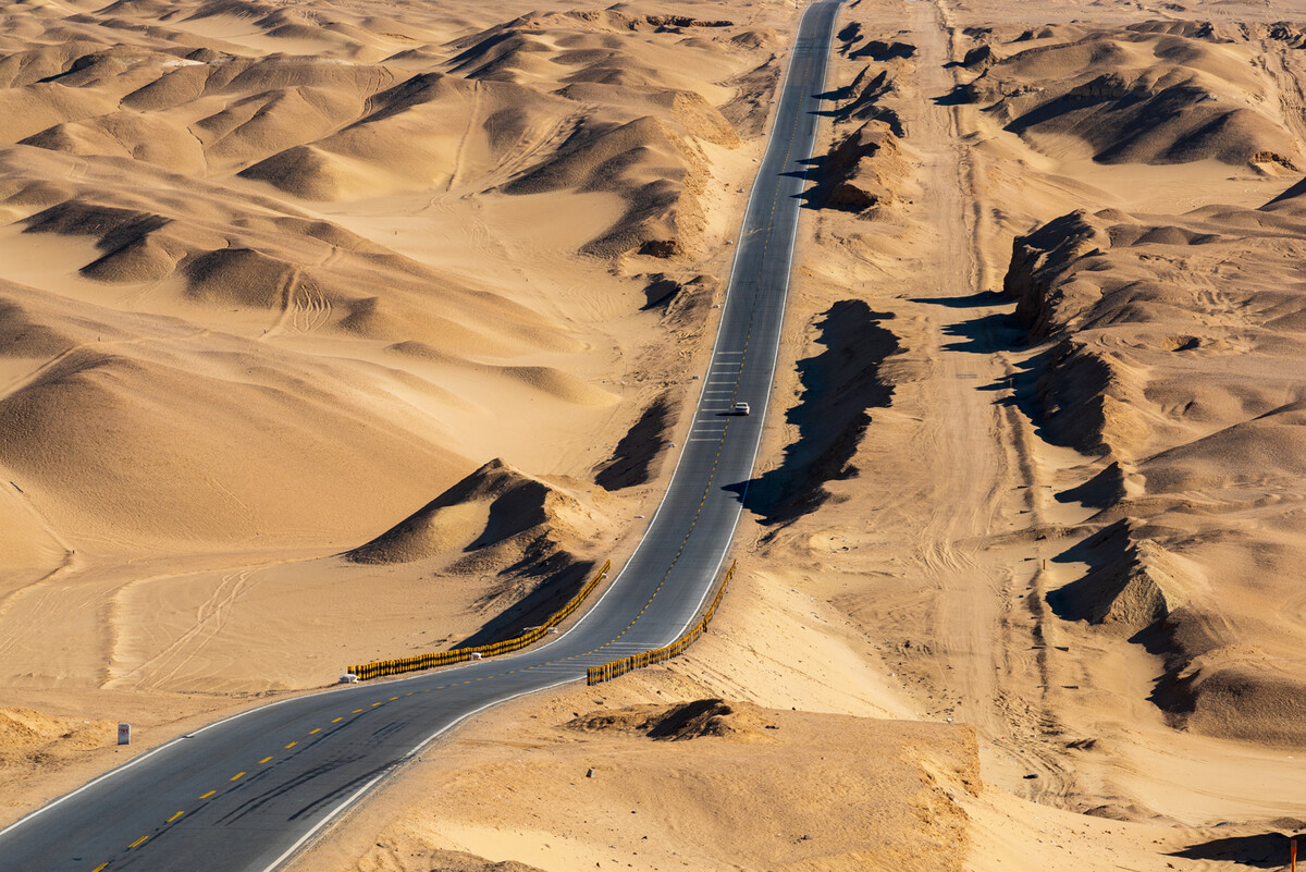 戈壁上的钢铁动脉——公路与铁路的交响