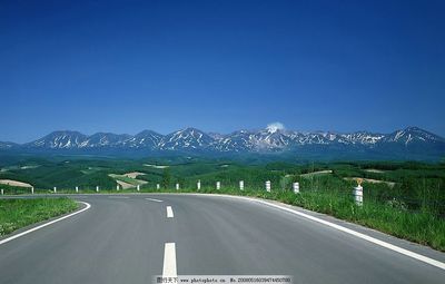 路轨并行 公路与铁路的交响曲